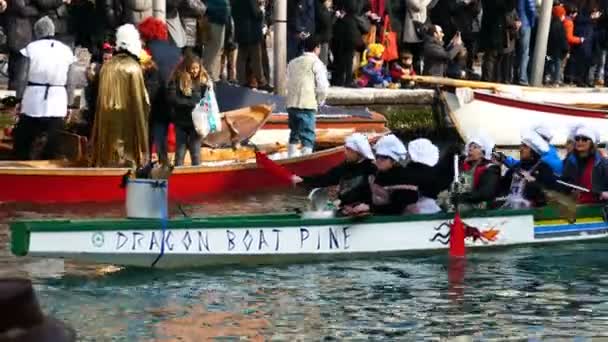 Carnival procession vid kanalen Cannaregio på 24 januari 2016 i Venedig Italien. 4 K — Stockvideo