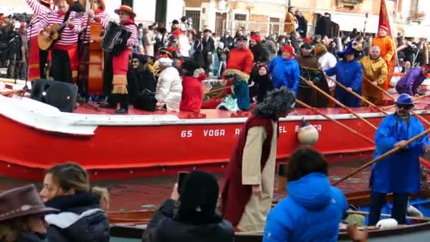 Carnival procession vid kanalen Cannaregio på 24 januari 2016 i Venedig Italien. 4 K — Stockvideo