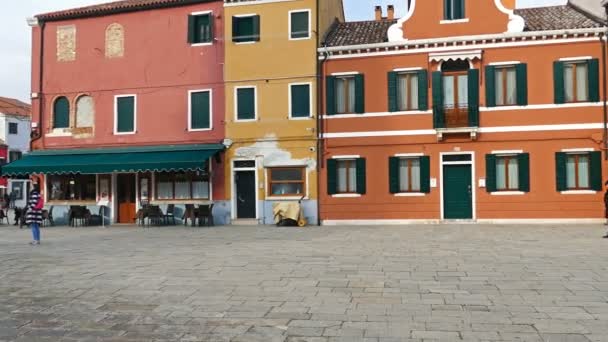 Plaza central y monumento Baldassare Galuppi-Il Buranello-in Burano, Italia — Vídeo de stock