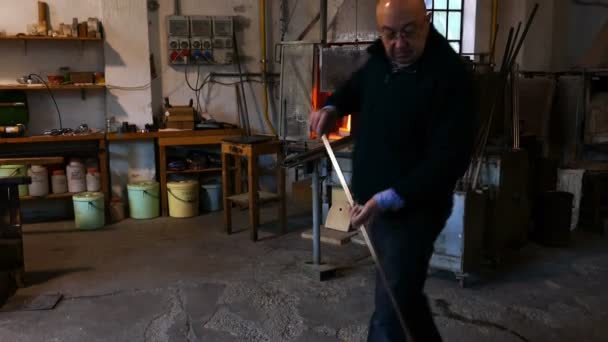 Vidriero en acción en la fábrica de cristal de Murano — Vídeo de stock