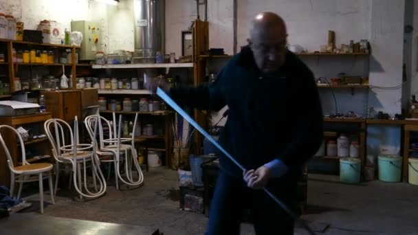 Glassworker in actie in het Murano-glassfactory — Stockvideo