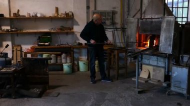Eylem Murano glassfactory içinde glassworker