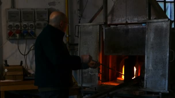 Glassworker em ação na fábrica de vidro Murano — Vídeo de Stock