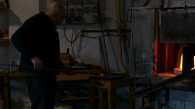 Eylem Murano glassfactory içinde glassworker
