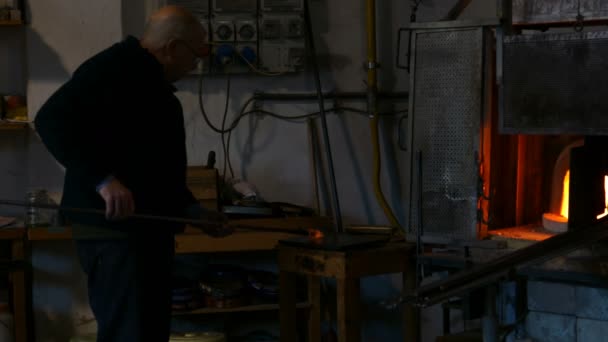 Glassworker, a muranói üveggyár akcióban — Stock videók
