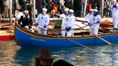 Karnaval alayı Cannaregio kanal üzerinde 24 Ocak 2016 Venedik İtalya. 4 K
