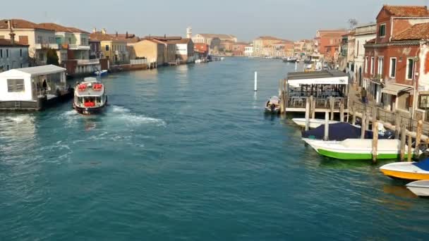 Murano, italien - 25. januar 2016: venedig, italien, murano water boats canal and traditional buildings. 117 inseln durch kanäle und brücken getrennt. Murano ist Glasmacherinsel. Weltkulturerbe. 4 k. — Stockvideo