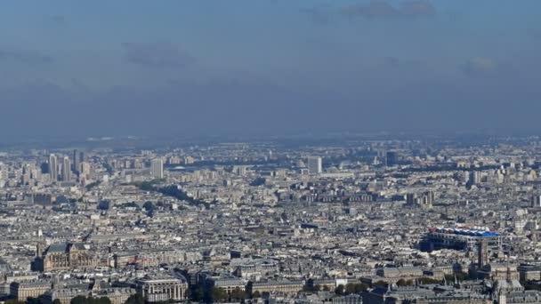 Imágenes panorámicas en 4k con París desde la torre Montparnasse — Vídeos de Stock
