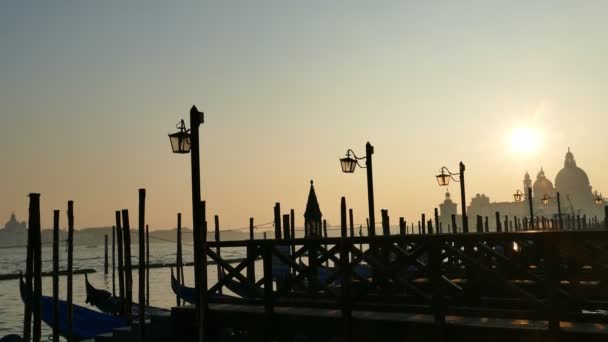 Vista con góndolas al atardecer. San Marco, Venecia, Italia — Vídeo de stock