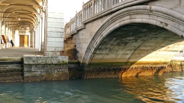 Aussicht mit Gondeln, Touristen und historischen Gebäuden auf einem Kanal in Venedig, Italien — Stockvideo