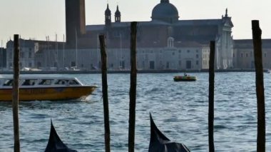 4k Grand Canal gondol ve San Giorgio Maggiore Kilisesi ile görüntüleyin. San Marco, Venedik, İtalya 1