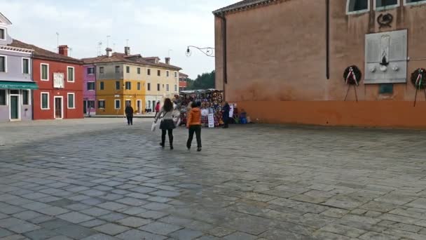 Plaza central y monumento Baldassare Galuppi-Il Buranello-in Burano, Italia — Vídeo de stock