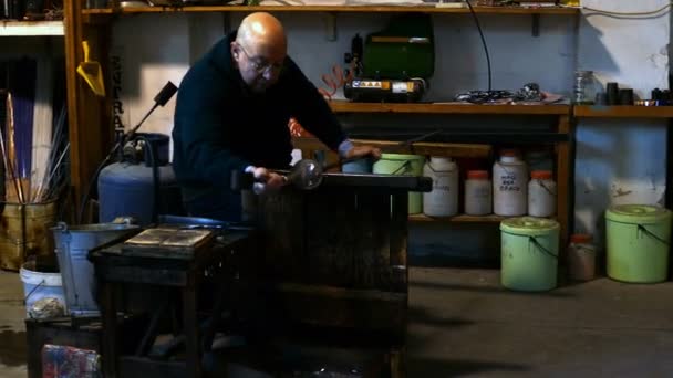 Стеклянный рабочий в действии на Муранском стекольном заводе — стоковое видео