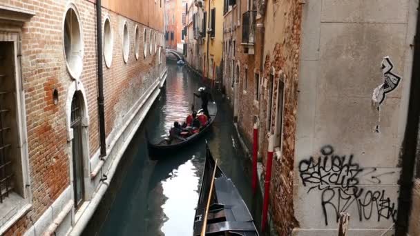 吊船在威尼斯，不同国籍的游客 — 图库视频影像