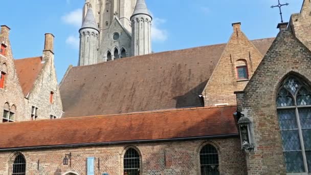 Ensemble historischer Gebäude mit Innenhof und Frauenkathedrale im Hintergrund. 4k — Stockvideo