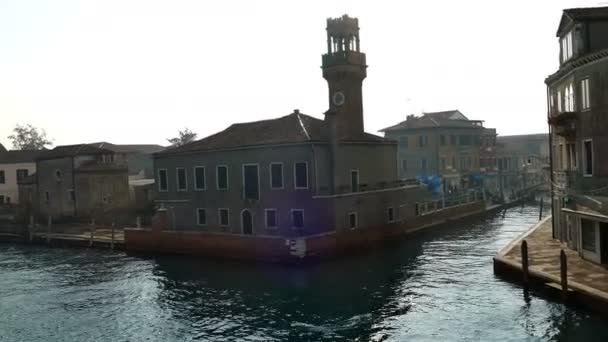 Italien, Murano, Wasserbootkanal und traditionelle Gebäude — Stockvideo