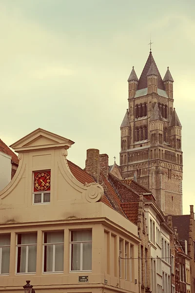 Fachada arquitetônica vintage em um prédio antigo de Bruges, Be — Fotografia de Stock