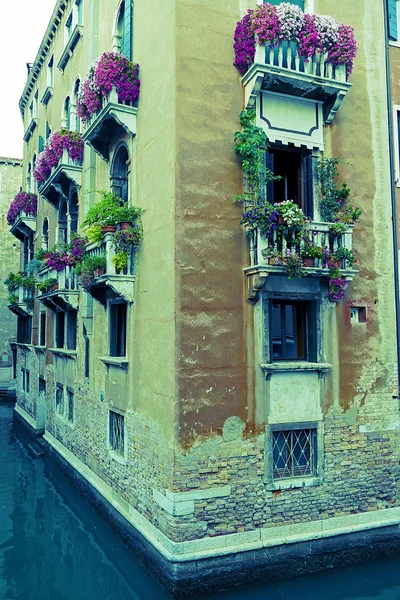 Вид на один фасад здания, расположенного на одном канале в Венице, Италия — стоковое фото