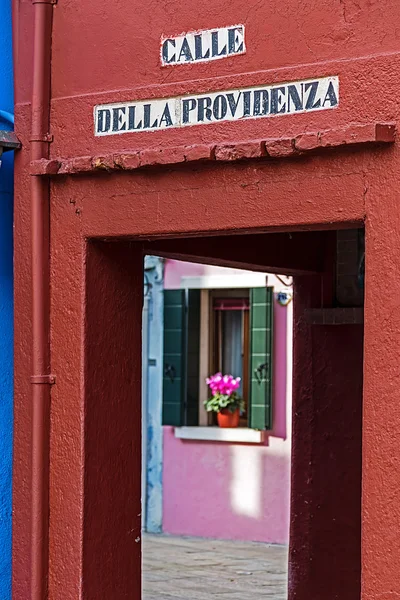 Ingang in een klein straatje op Burano — Stockfoto