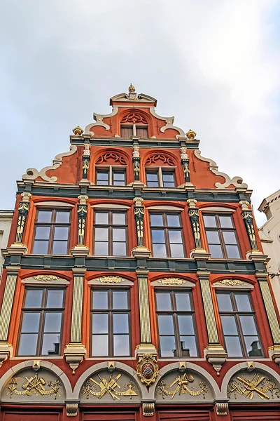 Detalle de fachada arquitectónica en un antiguo edificio situado en Brujas —  Fotos de Stock