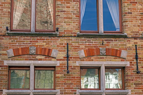 Architektonický fasádní detail na jedné staré budově umístěné v Bruggách — Stock fotografie