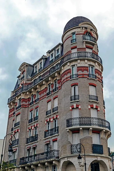 Building facade decorated with red and yellow brick in Paris — Stock Photo, Image