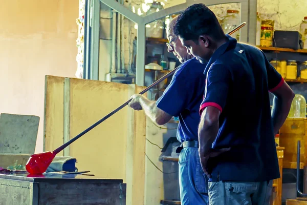Glassworkers in actie in de Murano glassfactory 1 — Stockfoto