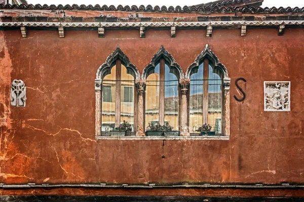 Vieille carte postale avec façade architecturale dans un vieux bâtiment — Photo