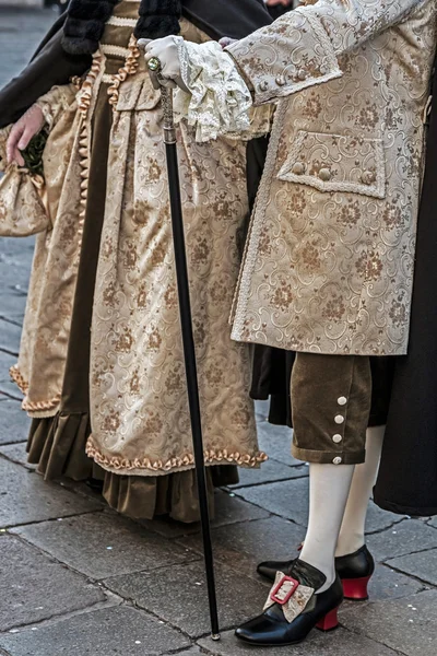 Люди на улице в Венеции, одетые в костюмы эпохи — стоковое фото
