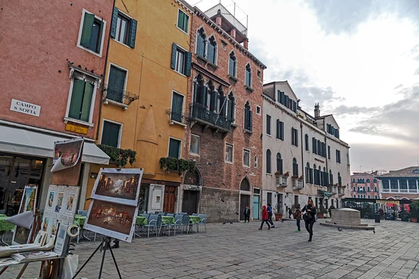 意大利威尼斯的街头画家在这里展出的小广场 — 图库照片
