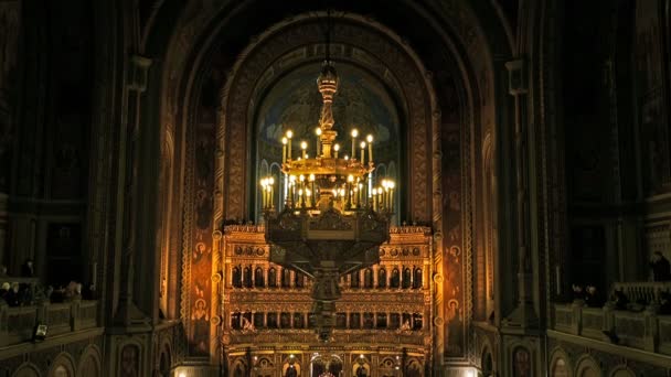 Interno di cattedrale ortodossa in Timisoara, Romania, a un giorno in preghiera. 4K — Video Stock