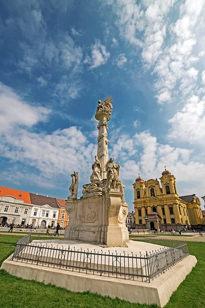 Estátua da Santíssima Trindade e Cúpula Alemã localizada na Union Square em Timisoara — Fotografia de Stock