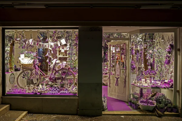 Store in Venice, with mostly purple decorative items — Stock Photo, Image