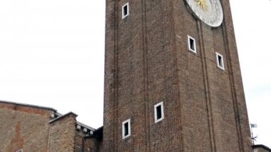 Campanile veya Chiesa dei Santi Apostoli di Cristo belltower saat