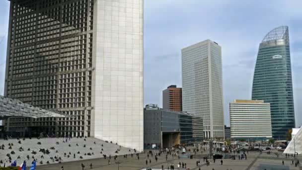 Время 4K с занятыми людьми на La Defense, Париж, Франция — стоковое видео