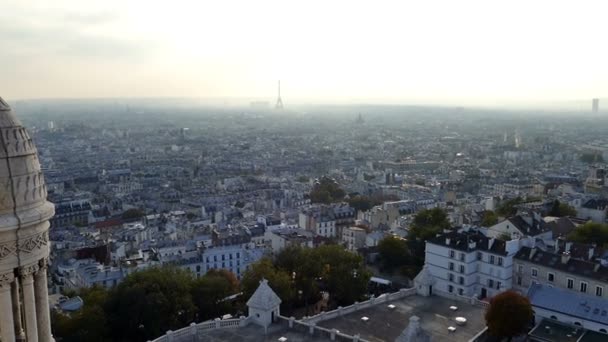 Tetőtéri és légi felvétel a Sacre Coeur-bazilika. Párizs, esti órákban — Stock videók
