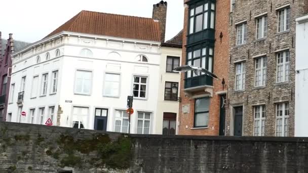 Vista panorâmica da cidade de Bruges, Bélgica, canal Spiegelrei 6 — Vídeo de Stock