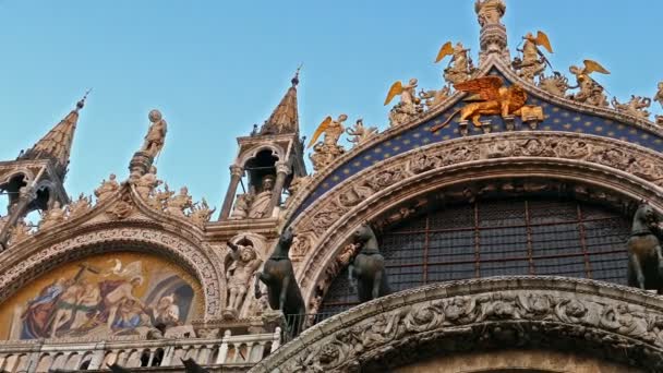 Detailansicht der Kathedrale von San Marco -San Marco Basilika- in Venedig, Italien — Stockvideo