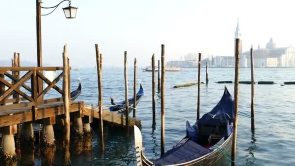 4k Visa av Grand Canal med gondoler och San Giorgio Maggiore-kyrkan. San Marco, Venedig 4 — Stockvideo