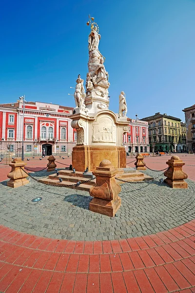 在布加勒斯特，罗马尼亚 2 自由广场雕像 — 图库照片