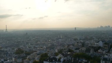 Çatı ve Sacre Coeur Bazilikası'na havadan görünümden. Paris, akşam saat 1 üzerinde