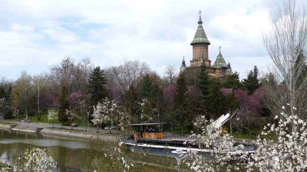 Frühlingstag am Ufer des Flusses Bega, Timisoara, Rumänien 4 — Stockvideo