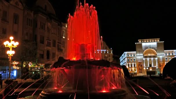 Upplysta fontänen på Plaza operan i Timisoara, Rumänien 4 — Stockvideo