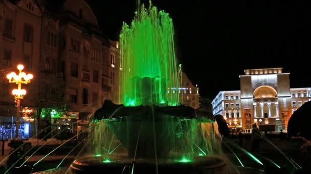 Fuente iluminada en la Plaza Opera de Timisoara, Rumania — Vídeos de Stock
