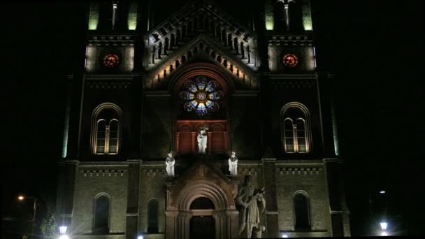 Vista 4K con varie luci notturne della cattedrale romano-cattolica Millenium, Timisoara, Romania — Video Stock