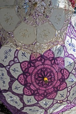 Pembe ve Beyaz dantelli şemsiyeler 1