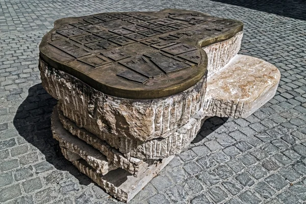 View of symbolic old bronze map placed at one street intersectio — Stock Photo, Image