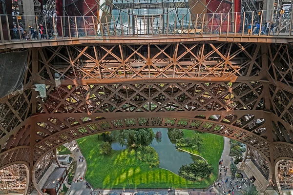Blick aus dem ersten Stock des Eiffelturms auf Touristen — Stockfoto