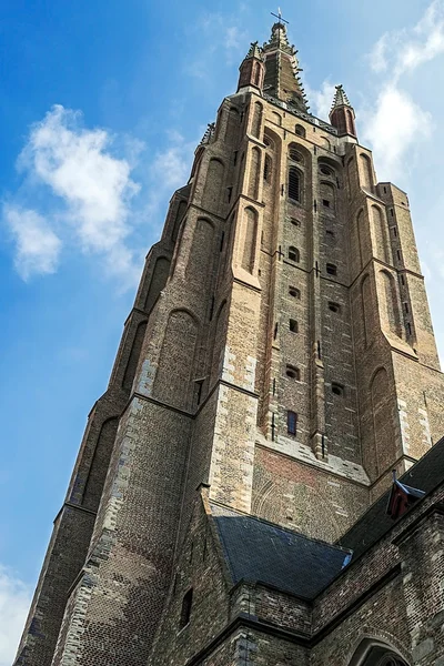 Iglesia de Nuestra Señora Brujas desde abajo, Bélgica — Foto de Stock