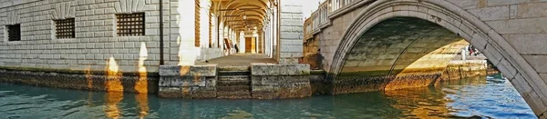Panoramic view of the historical buildings on a canal in Venice, — Stock Photo, Image